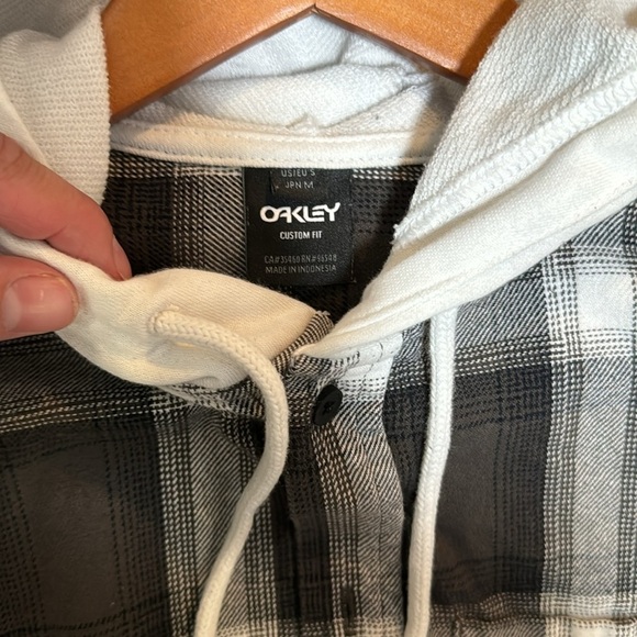 Oakley button up - Picture 2 of 5